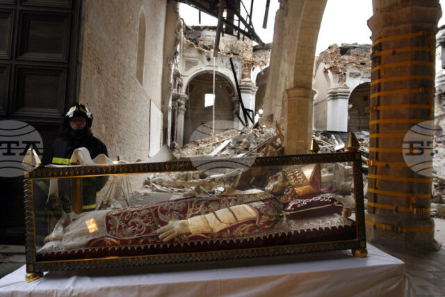 ОБЗОР Италианската столица на културата Л'Акуила си спомня за жертвите ОБЗОР
Италианската столица на културата Л'Акуила си спомня за жертвите на катастрофалното земетресение от 2009 година