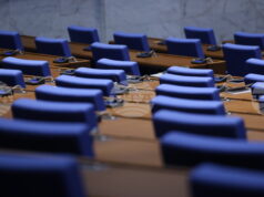 Очаква се депутатите да изслушат трима служебни министри на извънредно заседание