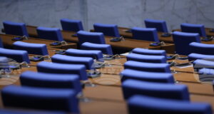 Очаква се депутатите да изслушат трима служебни министри на извънредно заседание