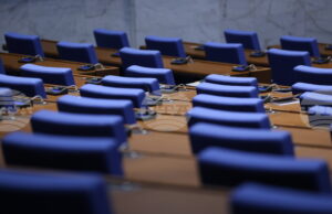 Очаква се депутатите да изслушат трима служебни министри на извънредно заседание