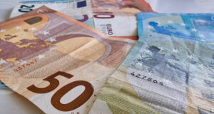 Полицията в Плевен задържа чужденец, опитал да пазарува с фалшива евро банкнота