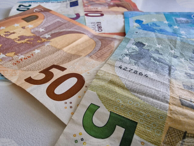 Полицията в Плевен задържа чужденец, опитал да пазарува с фалшива евро банкнота