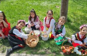 Празникът "Лазарица" в НЧ "Св. св. Кирил и Методий" в Попово запознава младите хора с пролетните предвеликденски празници