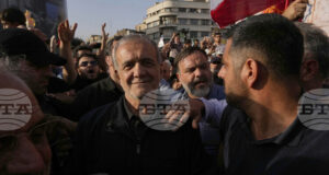 Ройтерс: Иранските лидери се смесват с тълпите по улиците на Техеран, за да демонстрират контрол във военно време