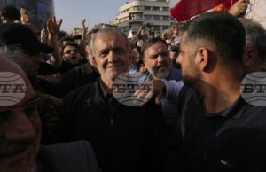 Ройтерс: Иранските лидери се смесват с тълпите по улиците на Техеран, за да демонстрират контрол във военно време