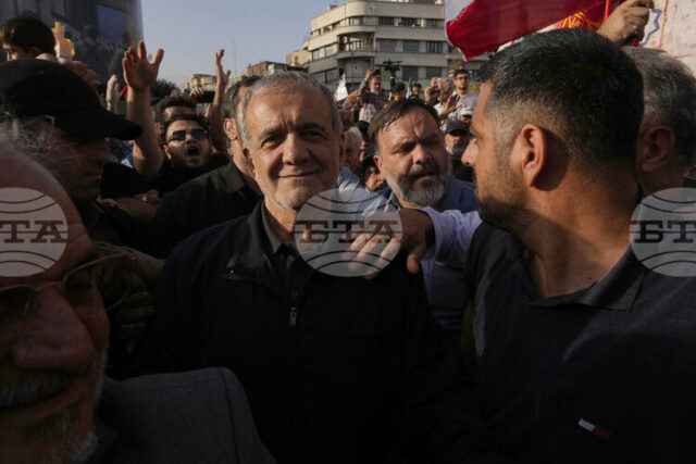 Ройтерс: Иранските лидери се смесват с тълпите по улиците на Техеран, за да демонстрират контрол във военно време