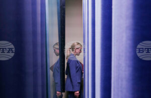 Ройтерс: Тръмп обмисля по-мащабна промяна в кабинета на фона на нарастващия натиск относно войната с Иран Ройтерс: Тръмп обмисля по-мащабна промяна в кабинета на фона на нарастващия натиск относно войната с Иран