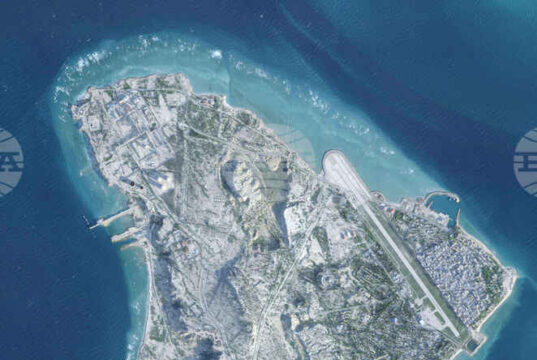 САЩ и Израел атакуваха иранския остров Харг. Пристанището е напълно унищожено Сателитна снимка на иранския остров Харг от 26 февруари 2026 г