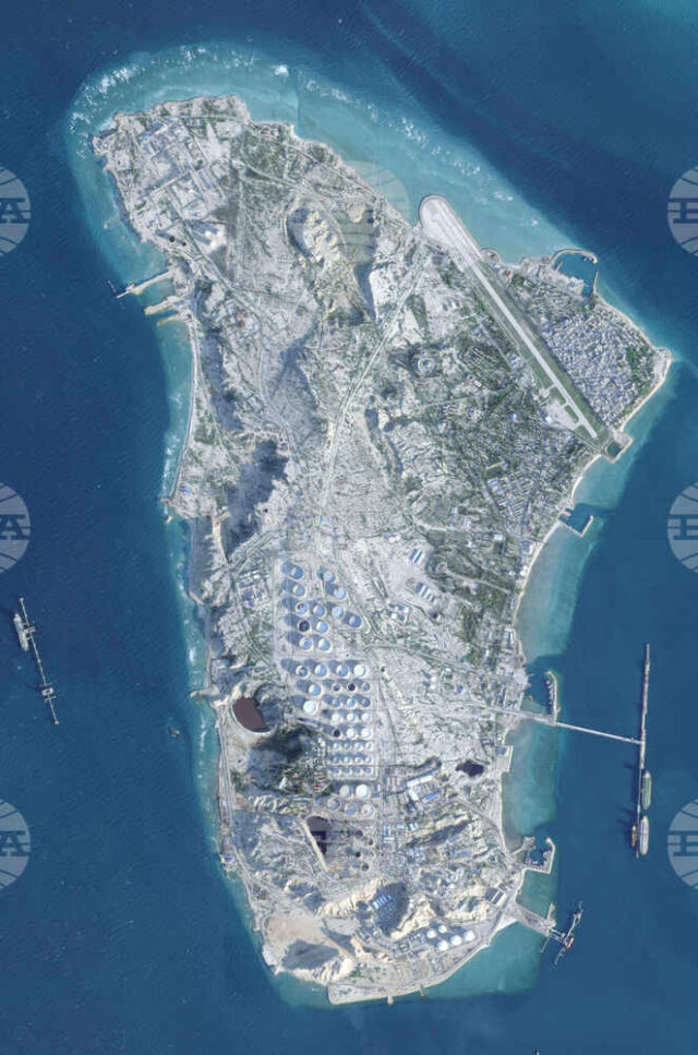 САЩ и Израел атакуваха иранския остров Харг. Пристанището е напълно Сателитна снимка на иранския остров Харг от 26 февруари 2026 г