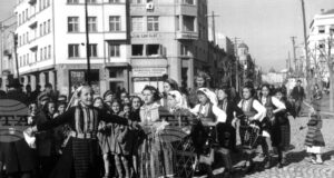 След като преминат през лазаруване, девойките могат да ходят по седенки и да бъдат поискани за жени, разказа доц. Веселка Тончева