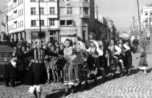 След като преминат през лазаруване, девойките могат да ходят по седенки и да бъдат поискани за жени, разказа доц. Веселка Тончева