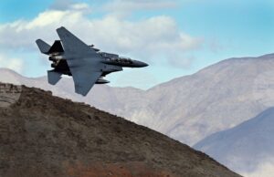 Спасен е бил вторият пилот на сваления над Иран американски самолет Ф-15, съобщават Ройтерс и "Аксиос"