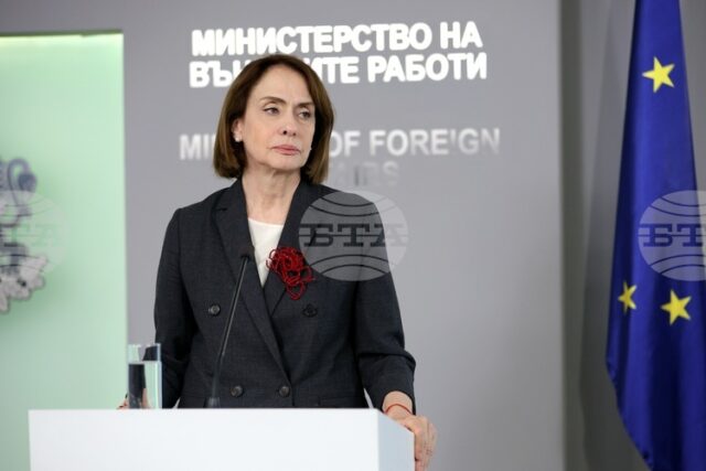 Устойчивостта на примирието зависи от това Иран да се откаже от създаването на ядрено оръжие, каза служебният външен министър Надежда Нейнски