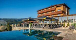 Хотелски комплекс „Каталина“ в месността „Цигов чарк“ отчита средна годишна заетост от около 18-19 хиляди гости, предпочитан е от семейства