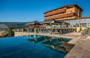 Хотелски комплекс „Каталина“ в месността „Цигов чарк“ отчита средна годишна заетост от около 18-19 хиляди гости, предпочитан е от семейства Хотелски комплекс „Каталина“ в месността „Цигов чарк“ отчита средна годишна заетост от около 18-19 хиляди гости, предпочитан е от семейства