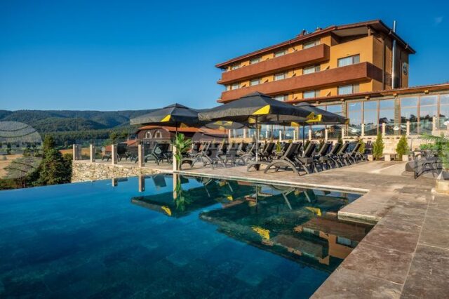 Хотелски комплекс „Каталина“ в месността „Цигов чарк“ отчита средна годишна заетост от около 18-19 хиляди гости, предпочитан е от семейства