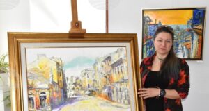 Художничката Мария Райчева споделя спомени от пътешествията си в изложбата „Пътеписи в цвят“, която показва в Хасково