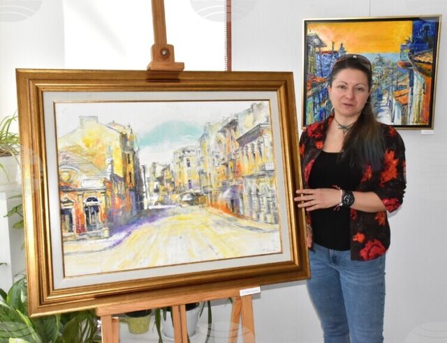 Художничката Мария Райчева споделя спомени от пътешествията си в изложбата Художничката Мария Райчева споделя спомени от пътешествията си в изложбата „Пътеписи в цвят“, която показва в Хасково