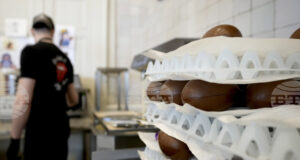 Цените на шоколадовите яйца остават високи въпреки срива на цените на какаото