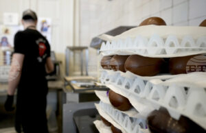 Цените на шоколадовите яйца остават високи въпреки срива на цените на какаото