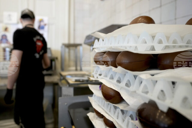 Цените на шоколадовите яйца остават високи въпреки срива на цените на какаото