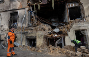 Четирима души загинаха при руска атака с дронове в Черкаска област; властите съобщиха за нападения срещу енергийната инфраструктура в Западна Украйна