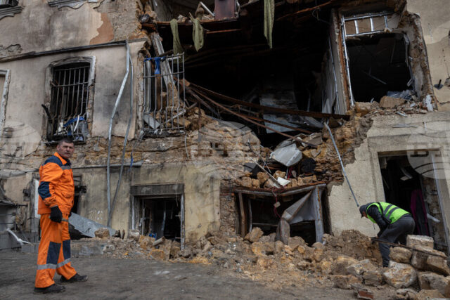 Четирима души загинаха при руска атака с дронове в Черкаска област; властите съобщиха за нападения срещу енергийната инфраструктура в Западна Украйна