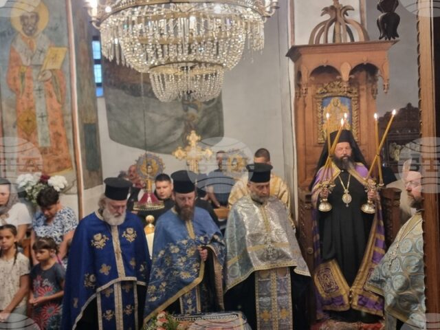 Епископ Висарион и свещеници от Смолян отслужиха архиерейска вечерня в църквата „Успение на Пресвета Богородица“ в Широка лъка