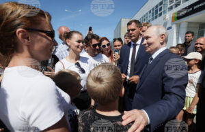 Руският президент Владимир Путин се среща с жители на град Курилск, разположен на остров Итуруп, 13 август 2026 г.