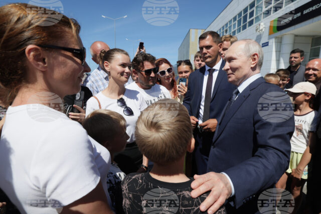 Посещението на Путин на Курилите разпали нов спор между Русия Руският президент Владимир Путин се среща с жители на град Курилск, разположен на остров Итуруп, 13 август 2026 г.