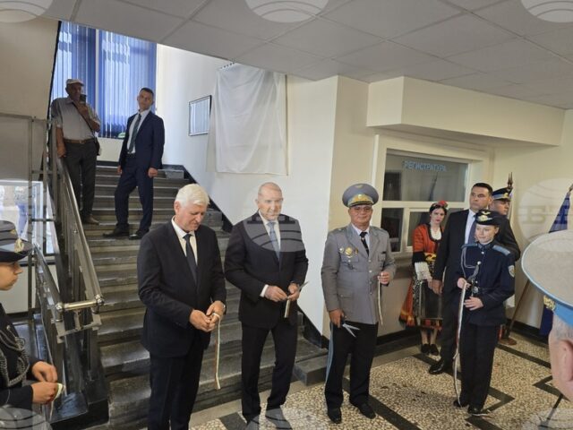 Премиерът Румен Радев и военният министър Димитър Стоянов откриха в Премиерът Румен Радев и военният министър Димитър Стоянов откриха в Плевен барелефи на Цветан Лазаров и Асен Йорданов