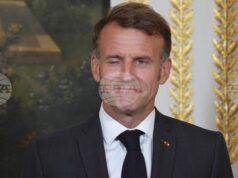 Снимка на Макрон, яхнал джет по време на лятната си ваканция, породи критики срещу него Снимка на Макрон, яхнал джет по време на лятната си ваканция, породи критики срещу него