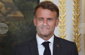 Снимка на Макрон, яхнал джет по време на лятната си ваканция, породи критики срещу него
