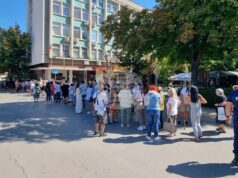 Шуменци посрещнаха чудотворната Хавайска мироточива Иверска икона на Пресвета Богородица в храма „Св. Три Светители“