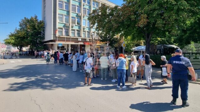 Шуменци посрещнаха чудотворната Хавайска мироточива Иверска икона на Пресвета Богородица Шуменци посрещнаха чудотворната Хавайска мироточива Иверска икона на Пресвета Богородица в храма „Св. Три Светители“